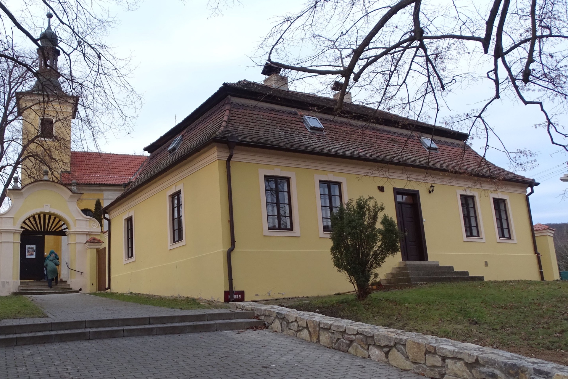Husovo náměstí v Loděnici s kostelem svatého Václava a farou